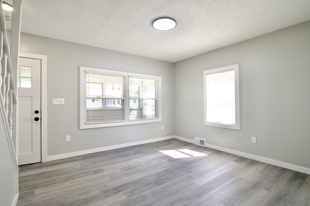 69 Manhattan Street Springfield, MA 01109 - Photo 5 of 36
