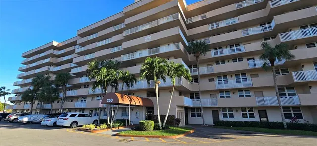 $1,800 | 250 Jacaranda Drive, Unit 604, Plantation, FL 33324