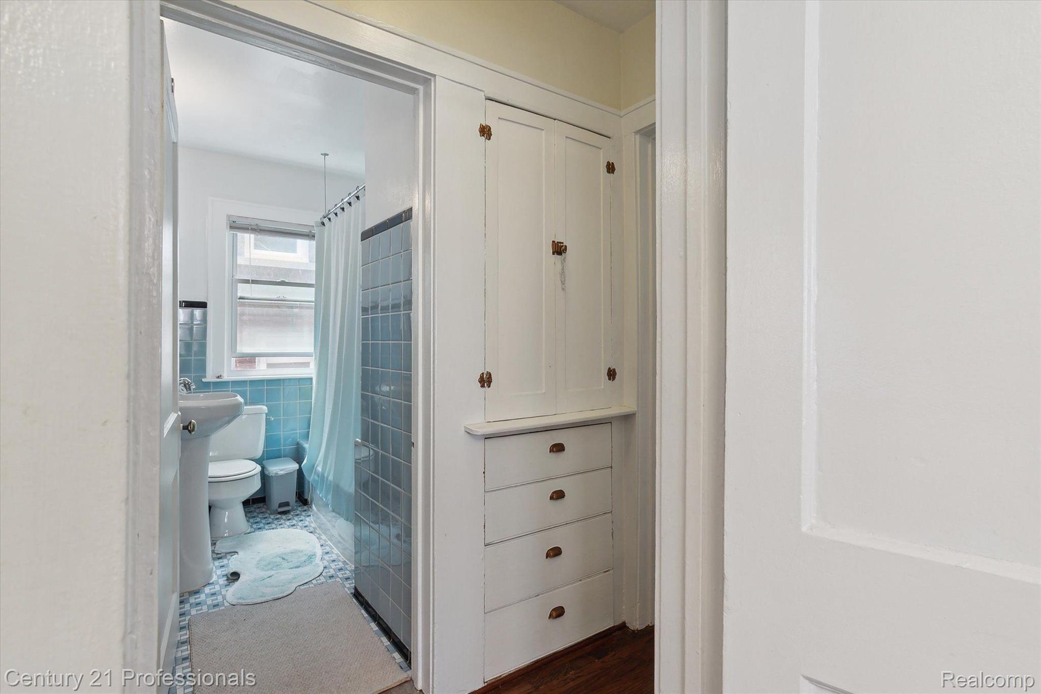 949 Nottingham Road Grosse Pointe, MI 48230 - Photo 11 of 56 Gallery Image 11