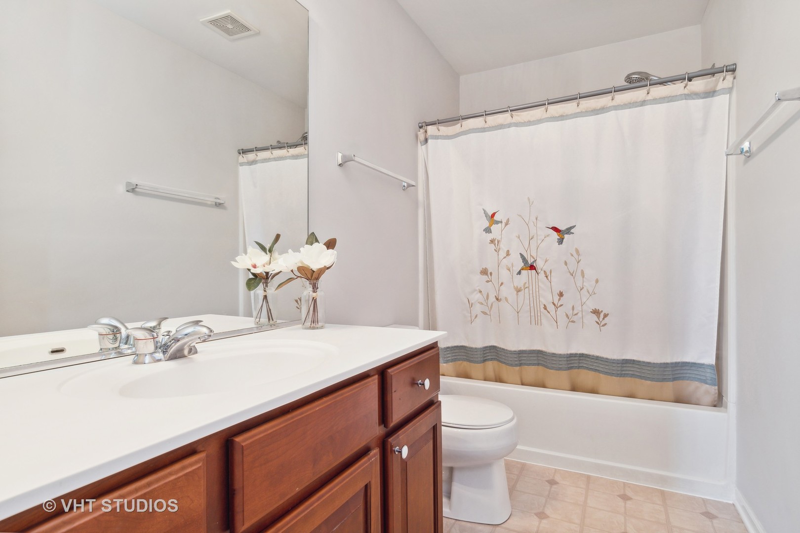 11751 Glenn Circle Plainfield, IL 60585 - Photo 15 of 19 a bathroom with a sink a toilet and a bathtub