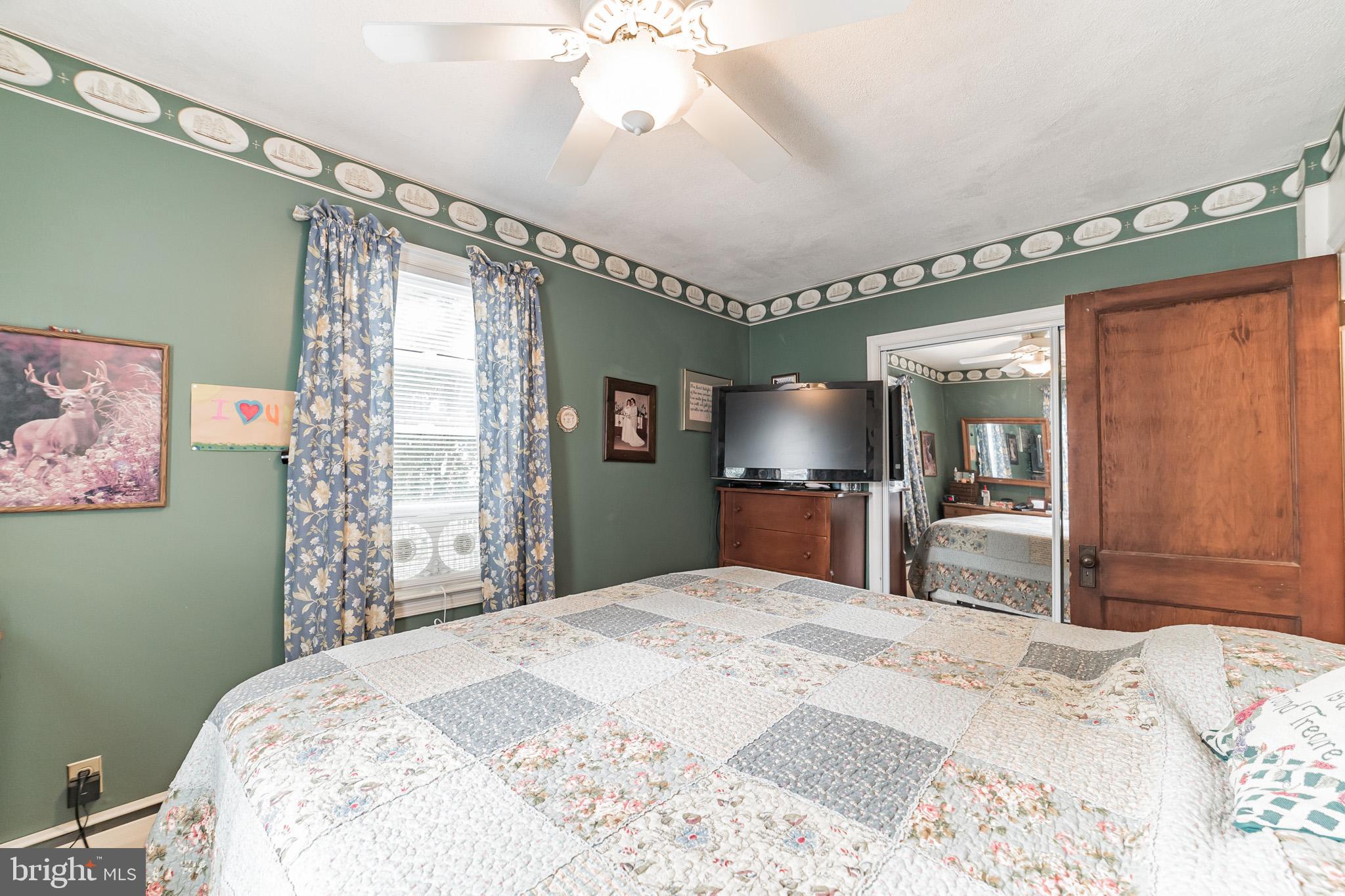 23800 Woodfield Road Gaithersburg, MD 20882 - Photo 14 of 28 Primary bedroom -- natural light, storage!