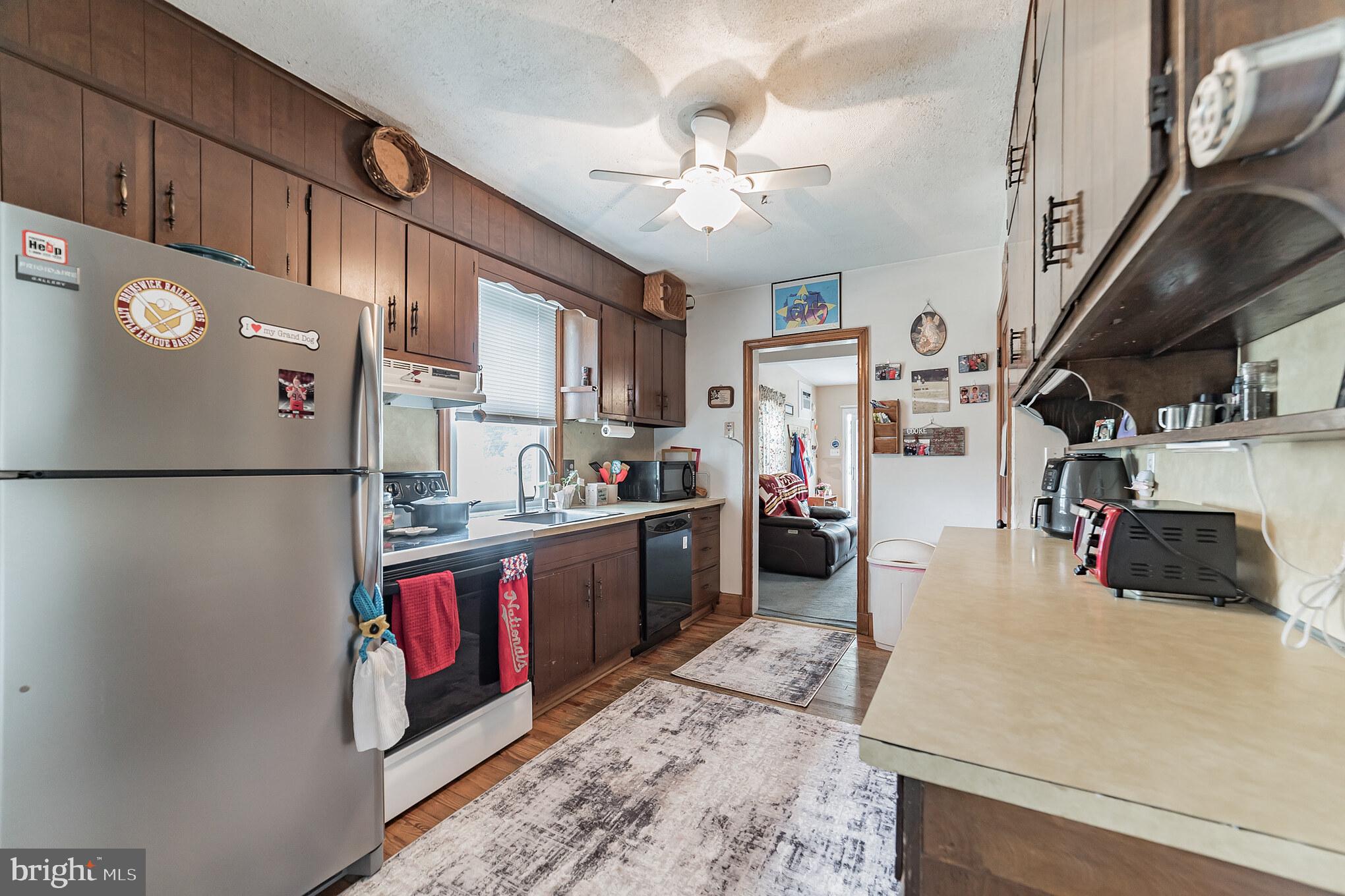 23800 Woodfield Road Gaithersburg, MD 20882 - Photo 10 of 28 Great flow in this centrally-located kitchen!