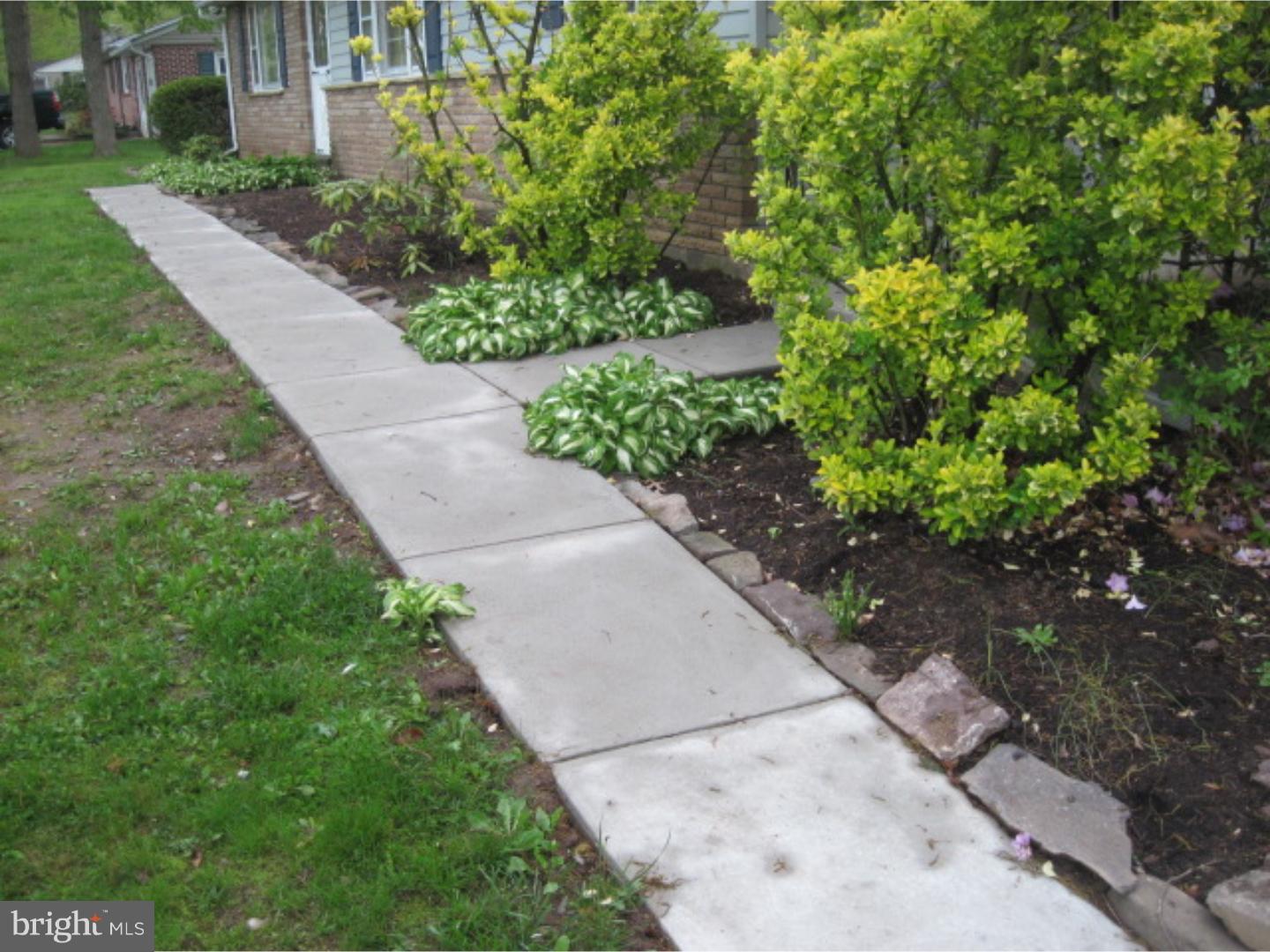 27 Woodside Road Perkasie, PA 18944 - Photo 8 of 25 Front Yard