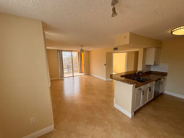 $2,050 | 1000 Scotia Drive, Unit 302, Hypoluxo, FL 33462