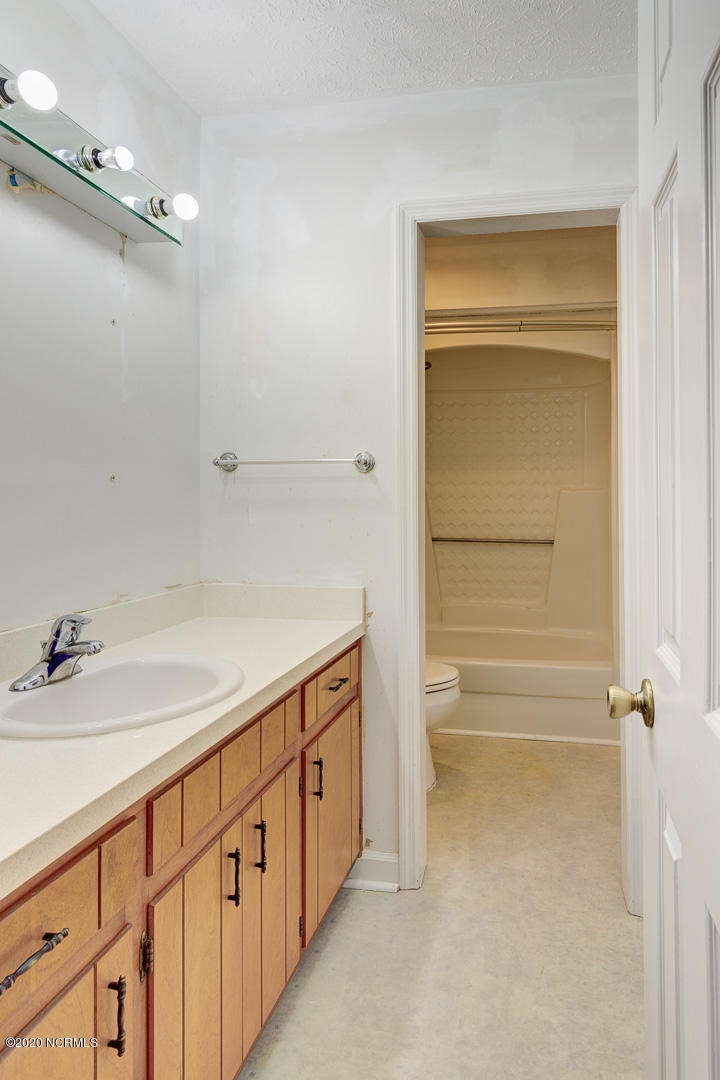 310 Mt Pleasant Road New Bern, NC 28560 - Photo 39 of 68 Guest Bath