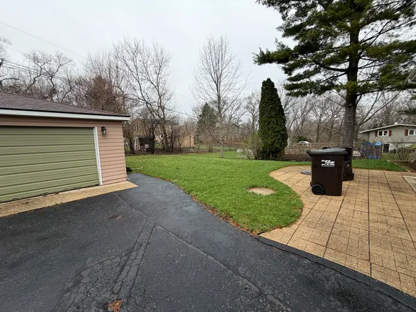 $2,700 | 202 Hickory Road, Oakwood Hills, IL 60013
