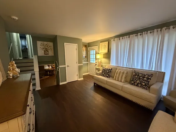 $2,700 | 202 Hickory Road, Oakwood Hills, IL 60013