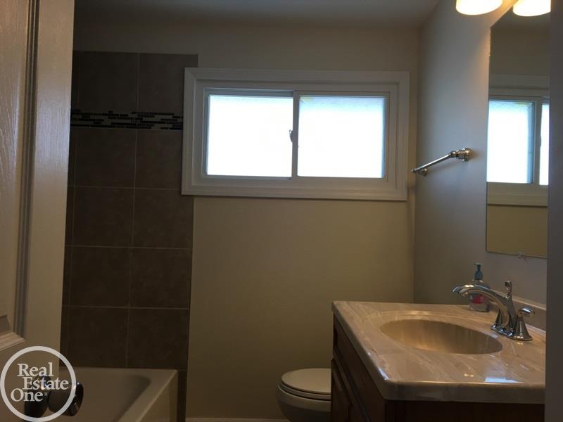 3208 Riverside Drive Port Huron, MI 48060 - Photo 19 of 36 31338210-18.JPG