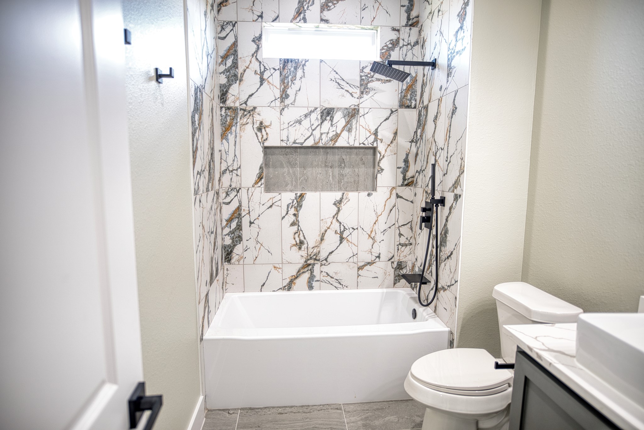 925 Buffalo Trail Angleton, TX 77515 - Photo 34 of 45 a bathroom with a toilet and a bathtub