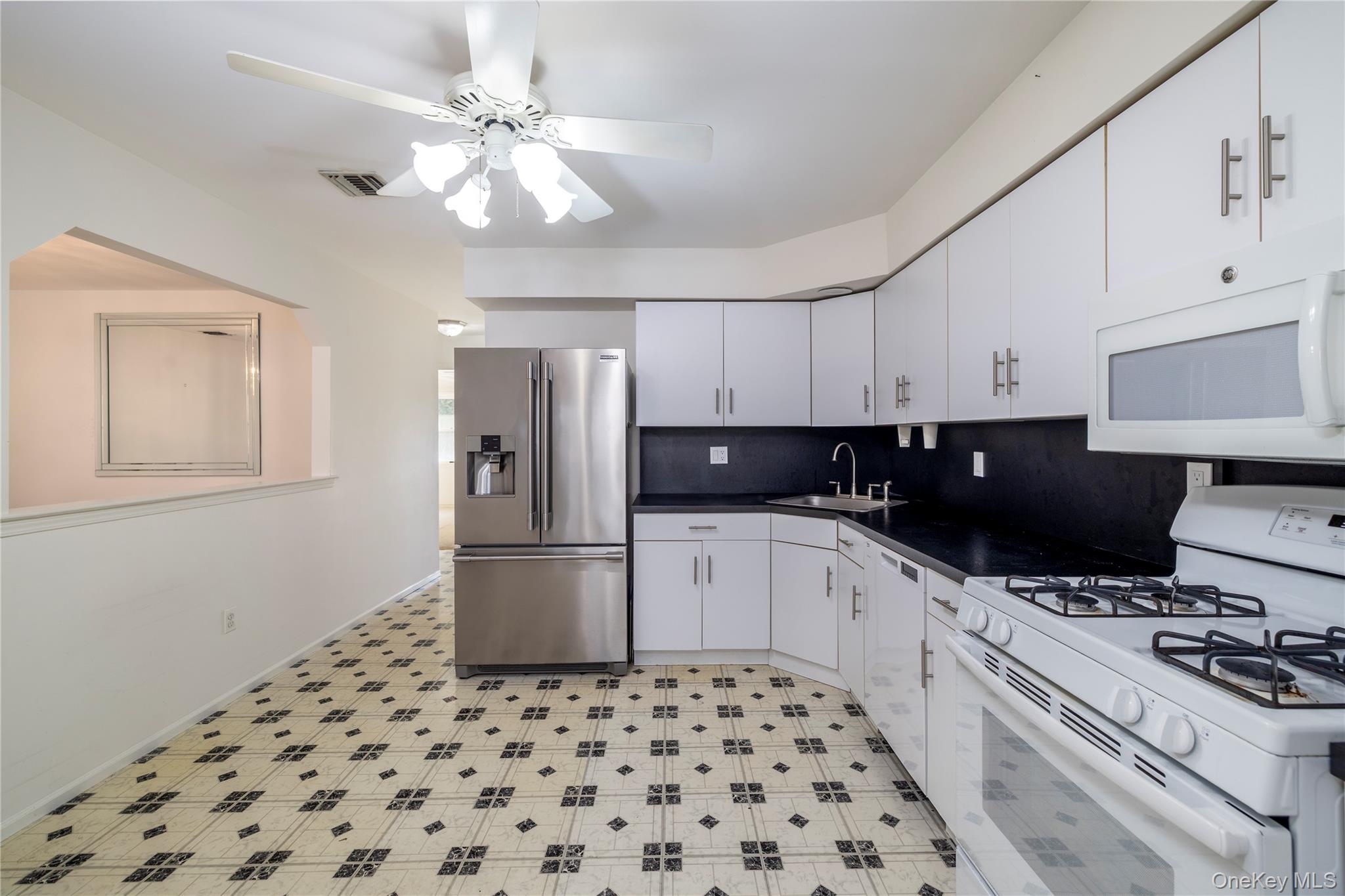 22 Ridgewood Drive Wantagh, NY 11793 - Photo 12 of 26