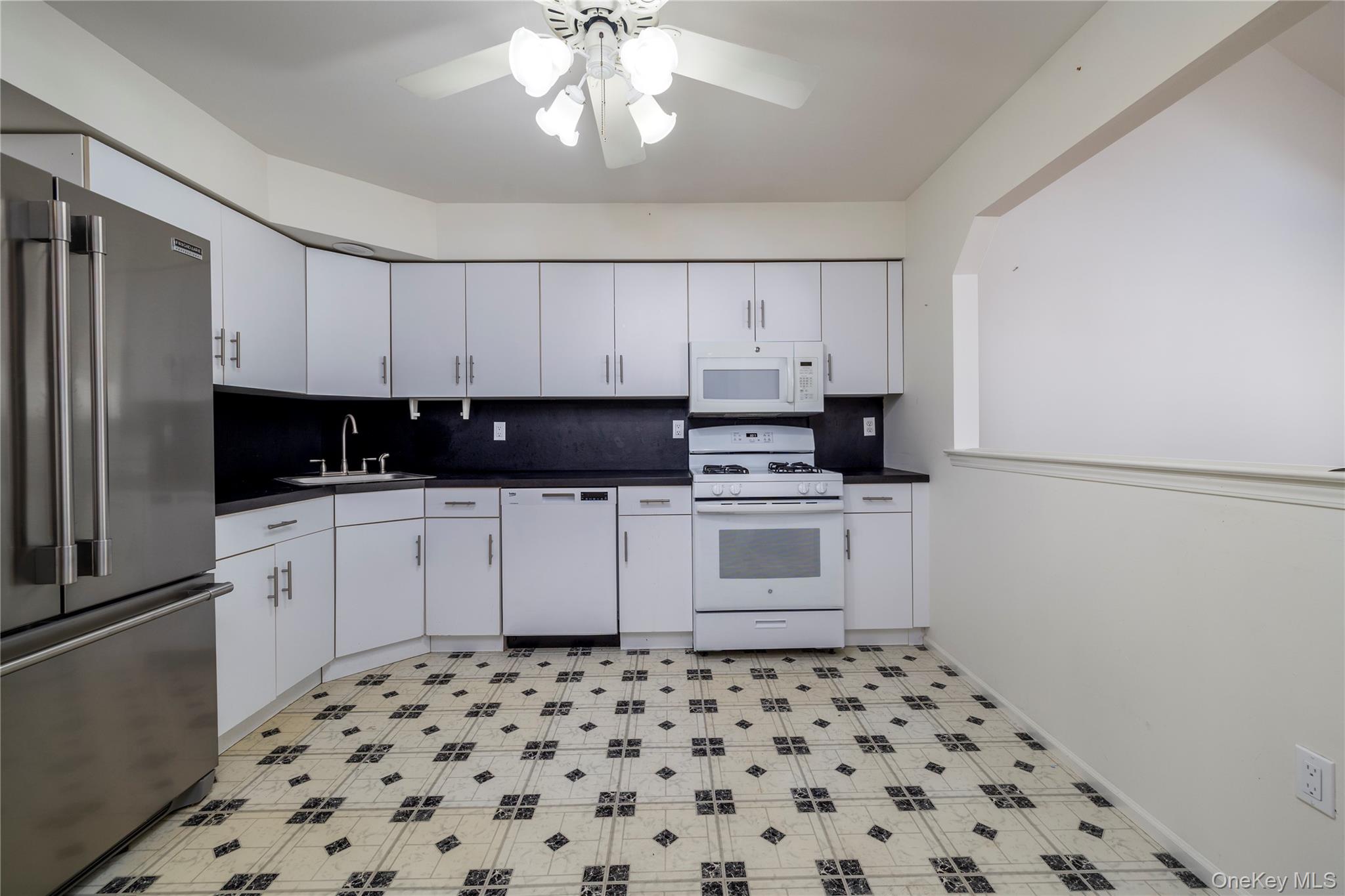 22 Ridgewood Drive Wantagh, NY 11793 - Photo 13 of 26