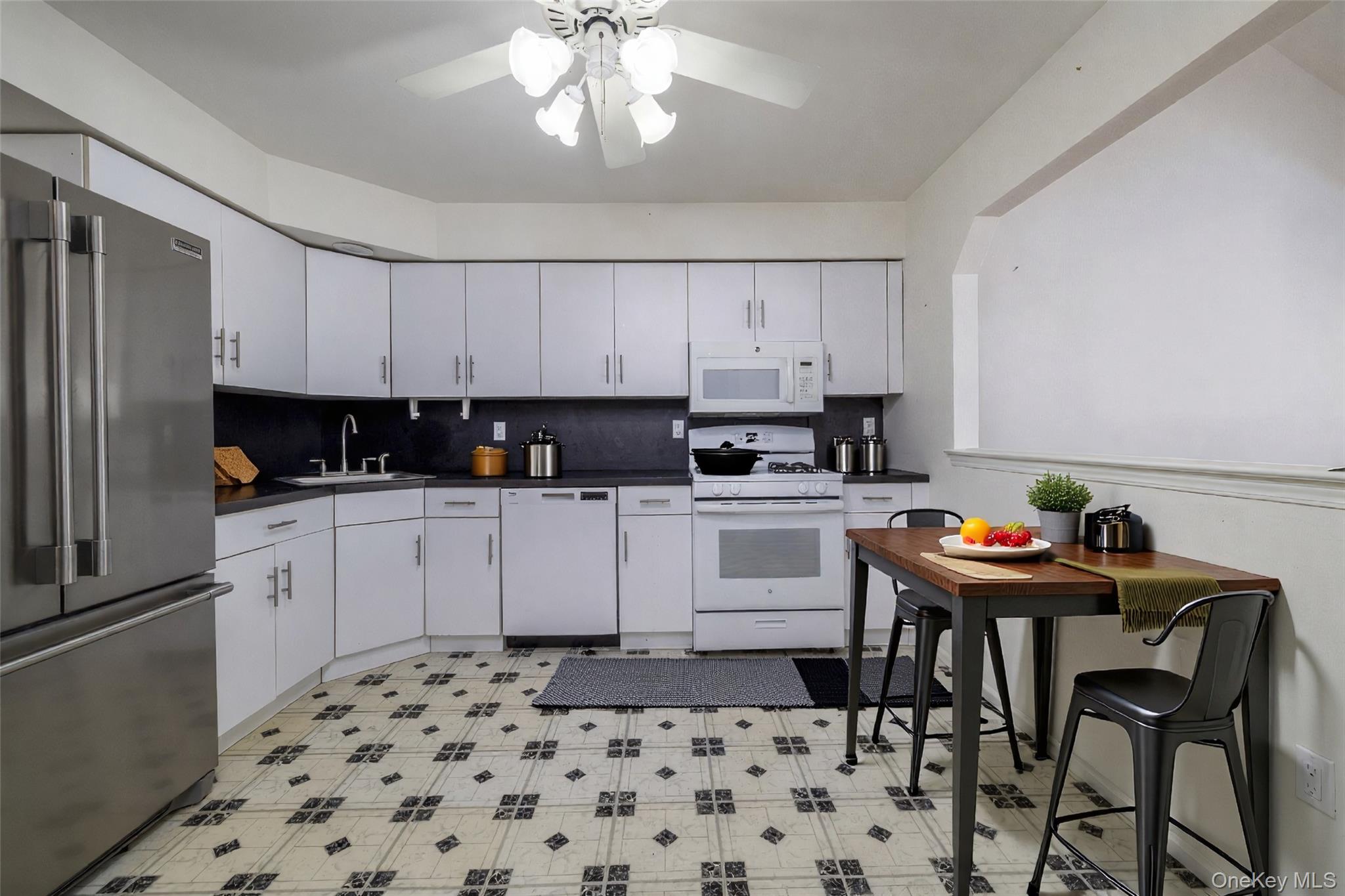 22 Ridgewood Drive Wantagh, NY 11793 - Photo 14 of 26