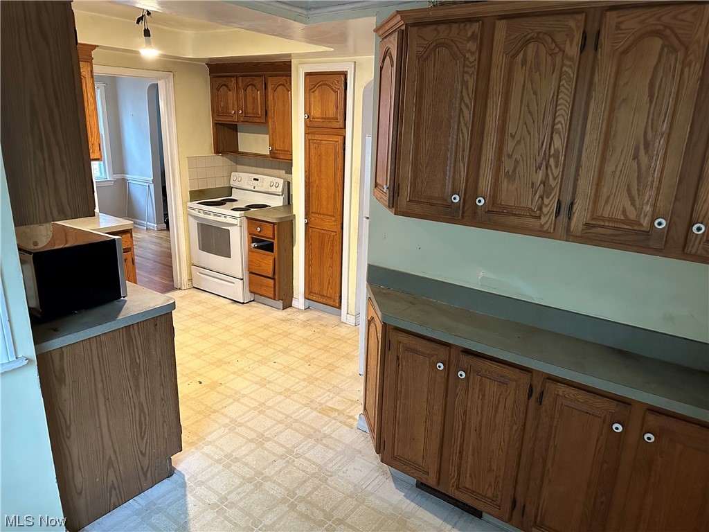 4337 Baintree Road University Heights, OH 44118 - Photo 2 of 30