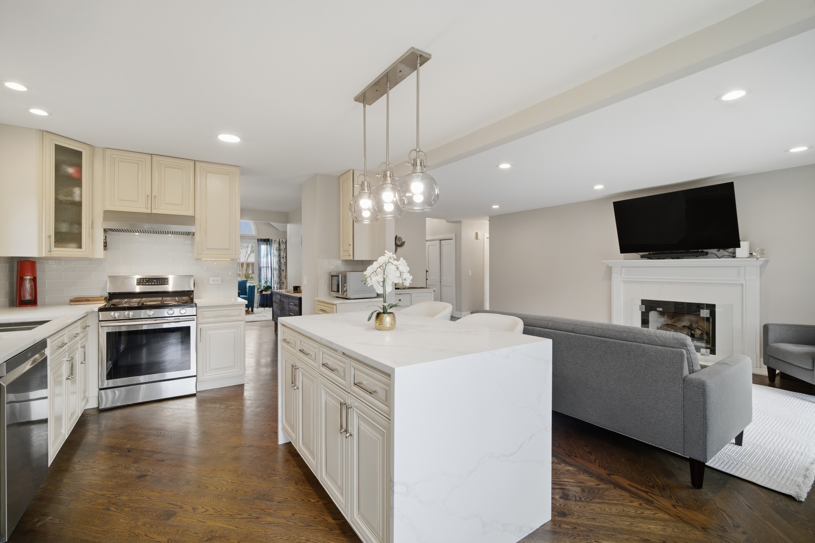 2936 Sandalwood Road Buffalo Grove, IL 60089 - Photo 10 of 40 a kitchen with a stove and a microwave