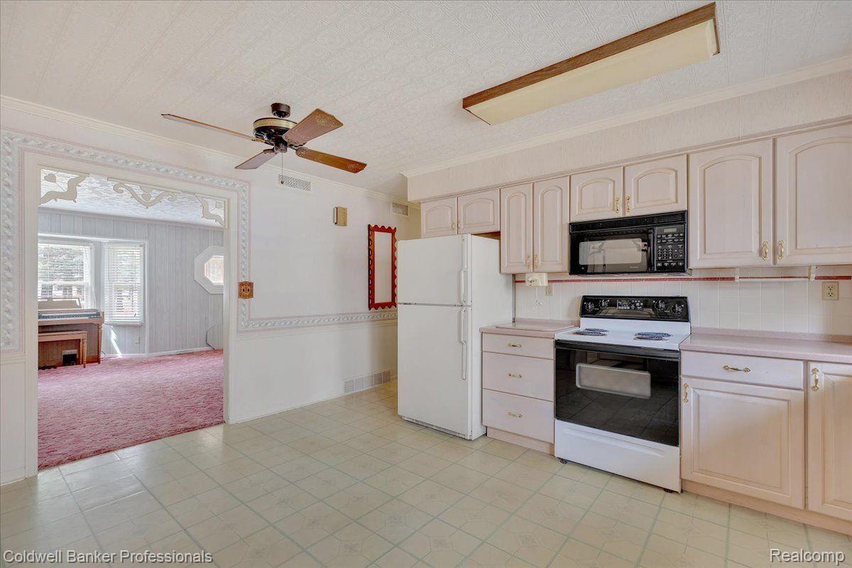 5128 Lonsberry Road Columbiaville, MI 48421 - Photo 18 of 47 Kitchen Space