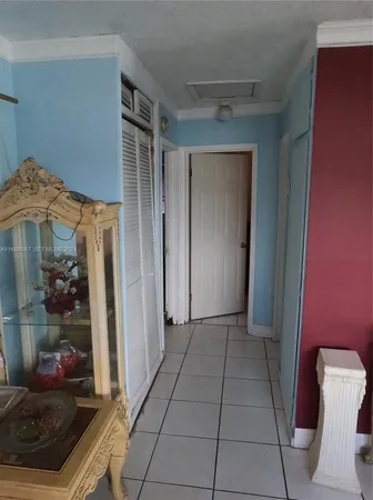 an entryway view with a outdoor space