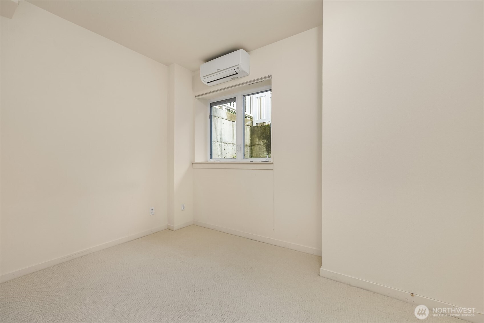 1900 17th Avenue Northeast Issaquah, WA 98029 - Photo 13 of 22 an empty room with windows