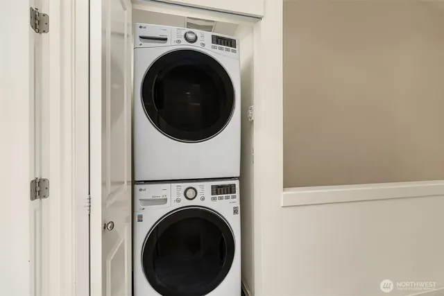 a close up view of a washer and dryer