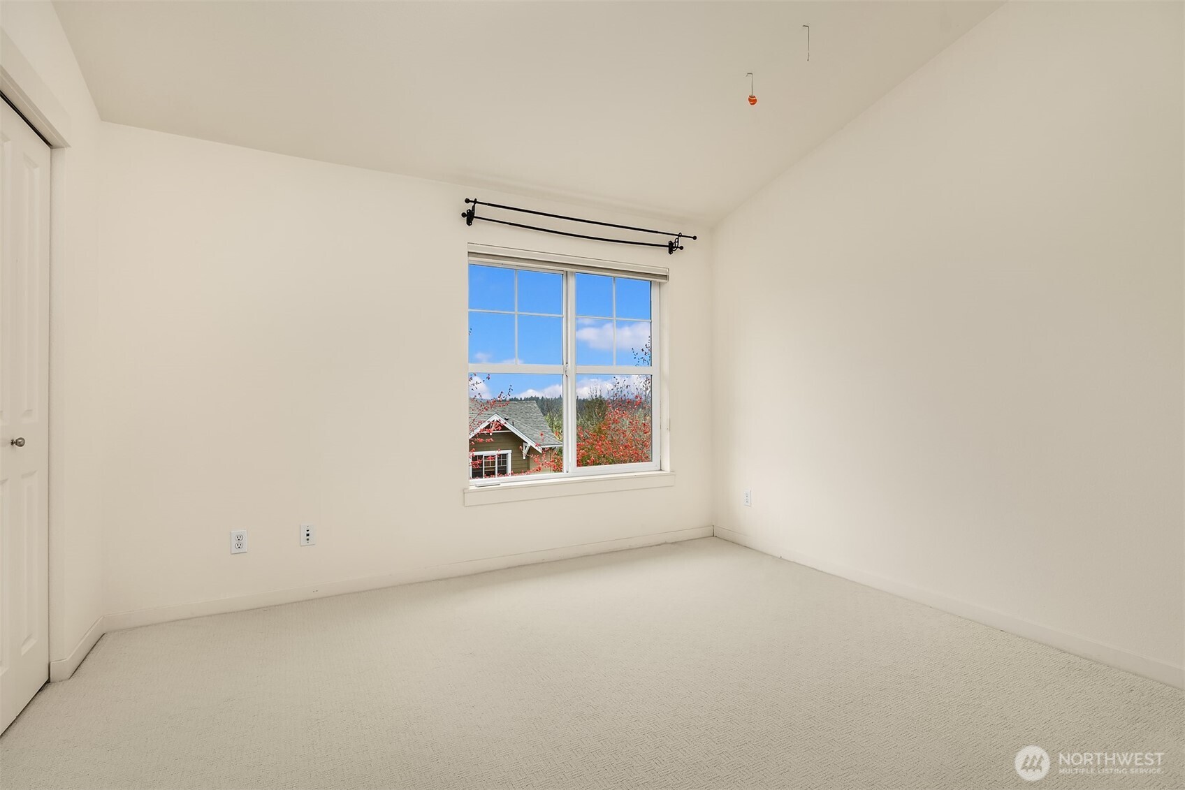 1900 17th Avenue Northeast Issaquah, WA 98029 - Photo 20 of 22 a view of empty room with window