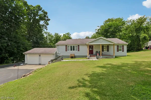 $239,900 | 2572 South Hubbard Road, Lowellville, OH 44436