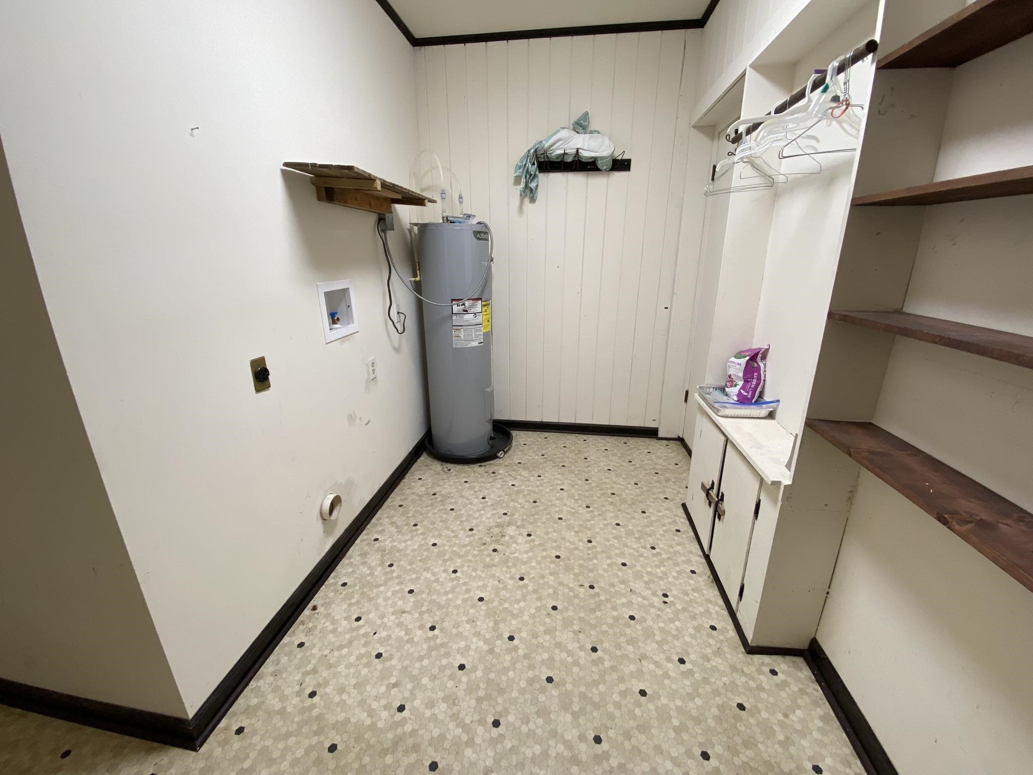 639 Beacon Road Parsons, TN 38363 - Photo 14 of 26 a view of a hallway with painted walls