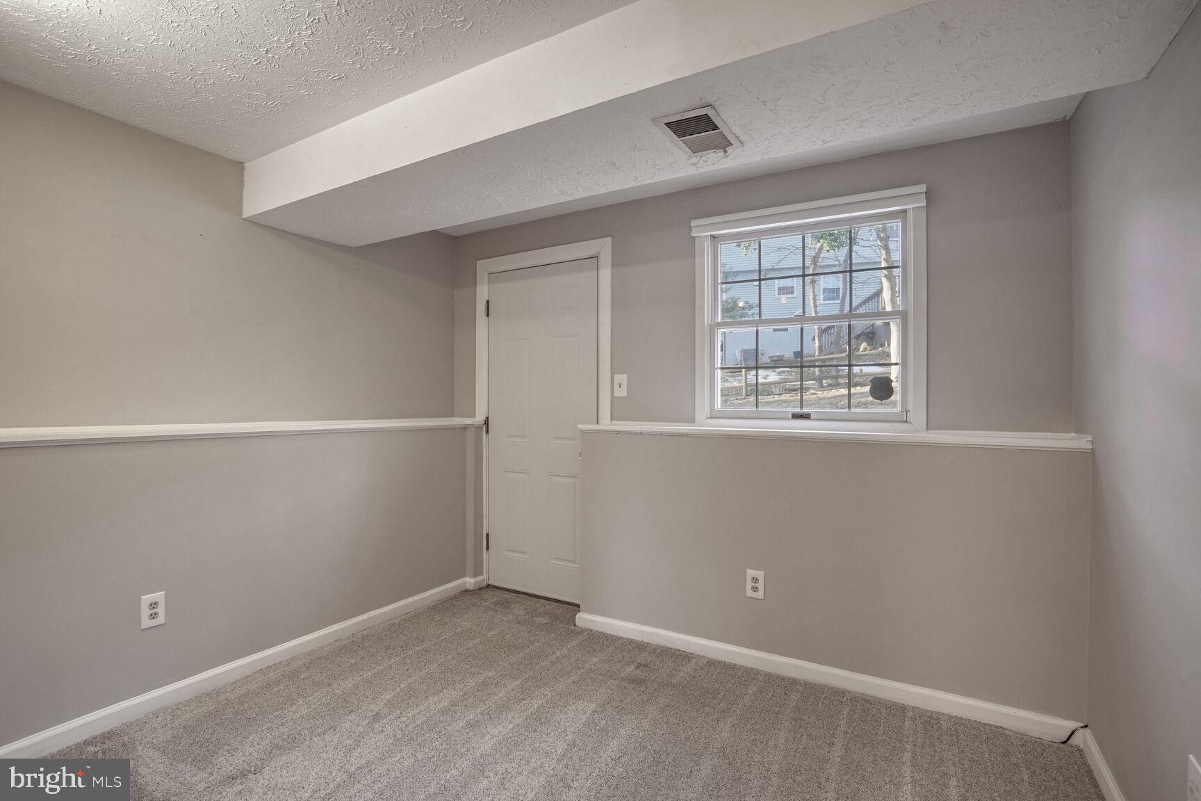 10812 Split Oak Lane Burke, VA 22015 - Photo 16 of 21