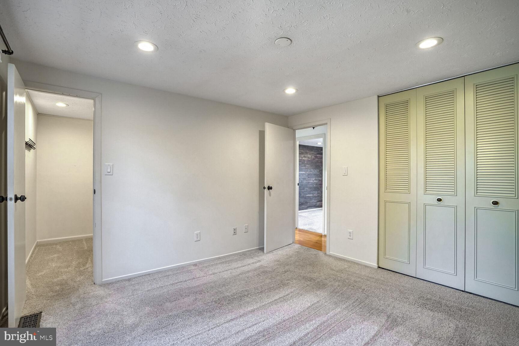 10812 Split Oak Lane Burke, VA 22015 - Photo 17 of 21