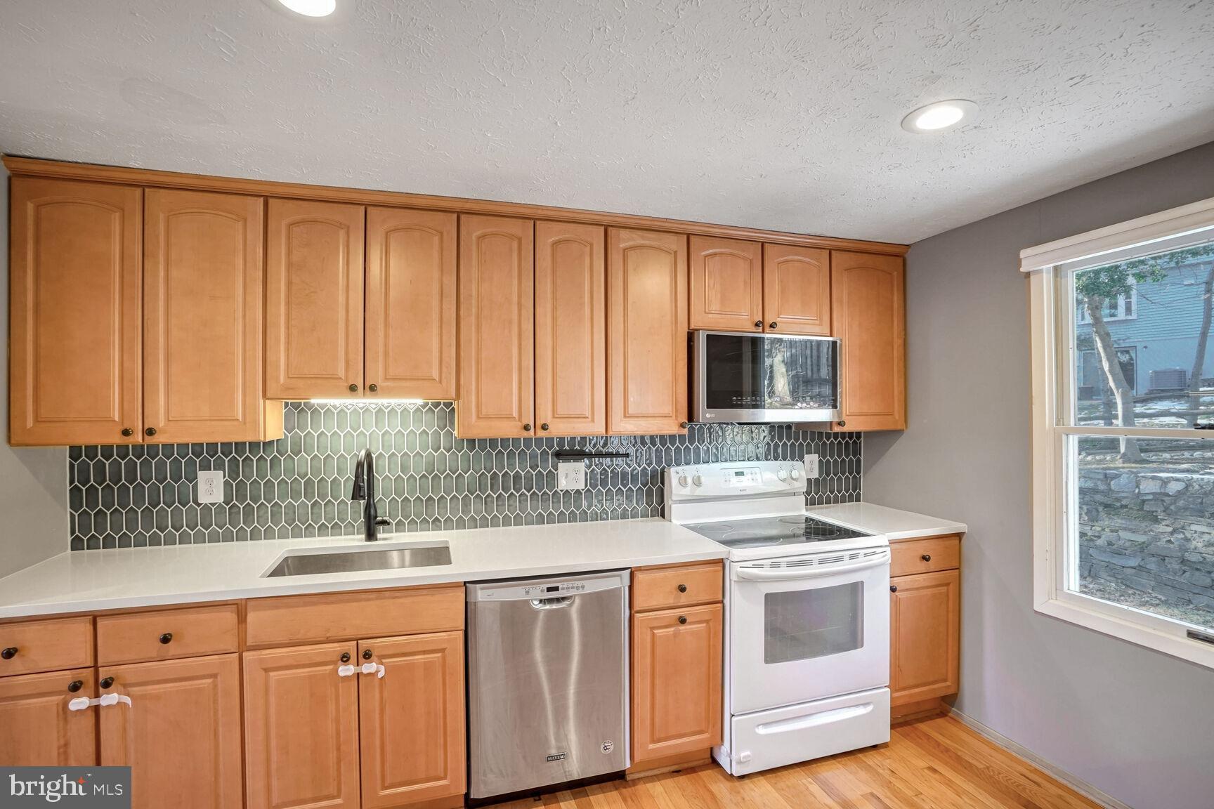 10812 Split Oak Lane Burke, VA 22015 - Photo 4 of 21