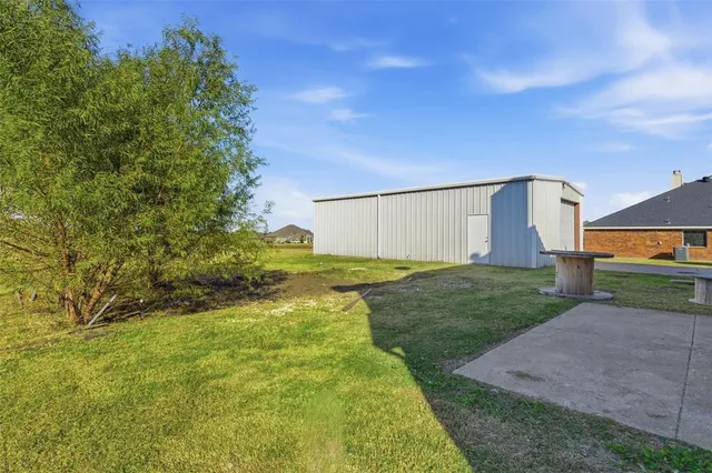 a view of a house with backyard and trees