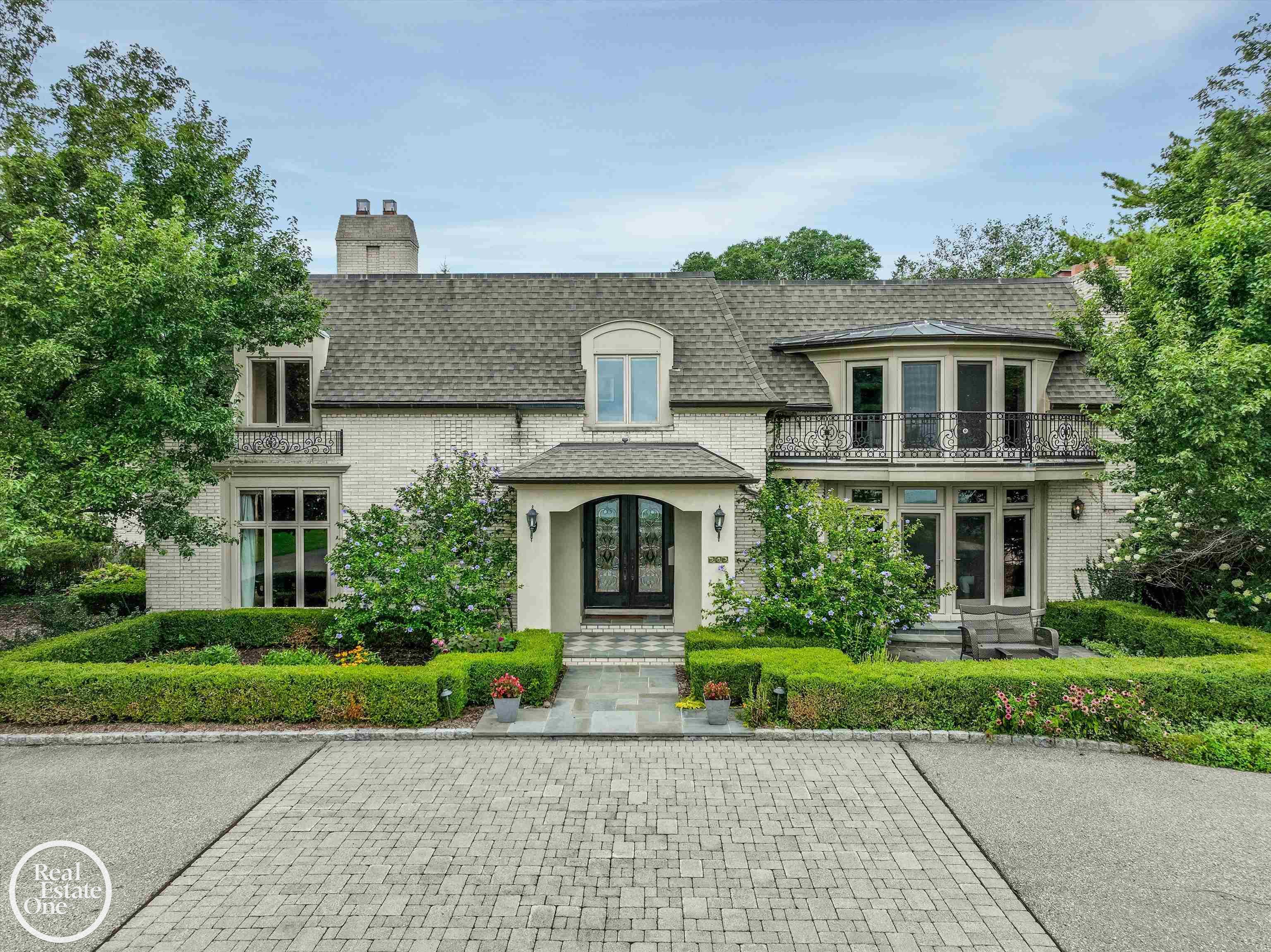 583 Lake Shore Road Grosse Pointe Shores, MI 48236 - Photo 4 of 92