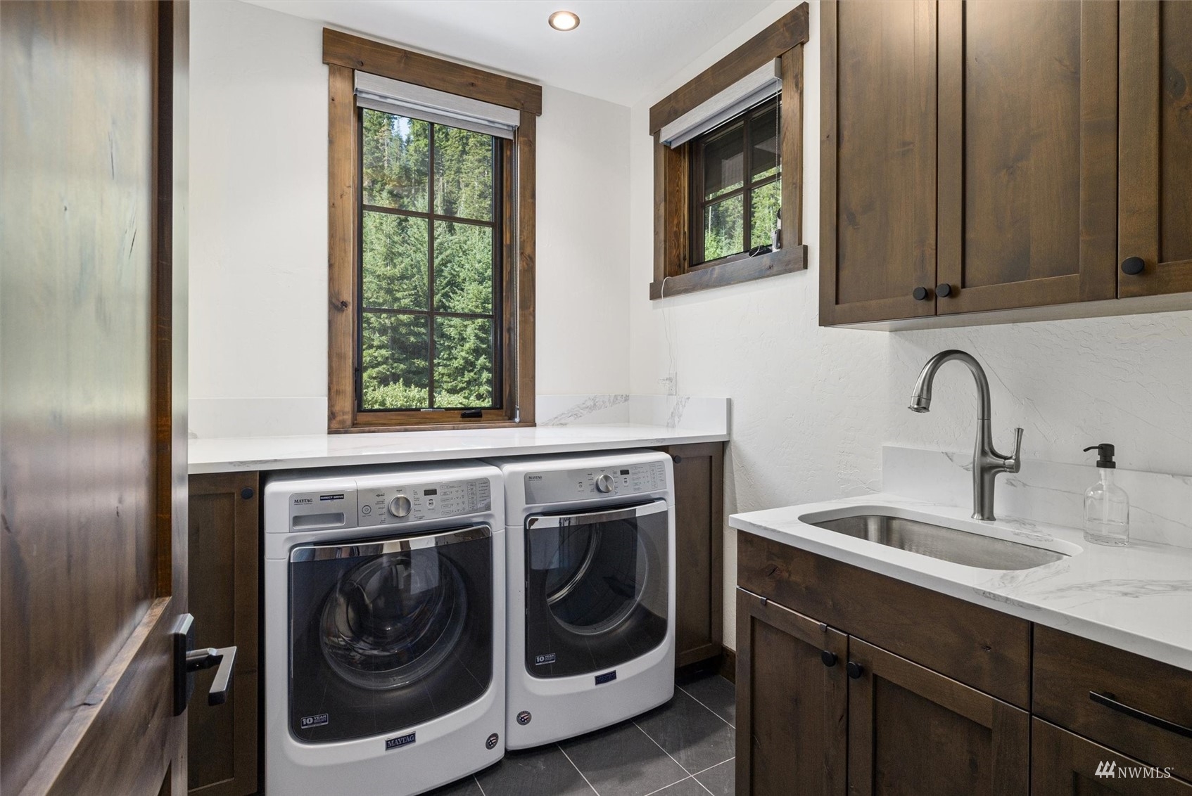 110 Queens Loop Cle Elum, WA 98922 - Photo 18 of 39 a utility room with sink dryer and washer
