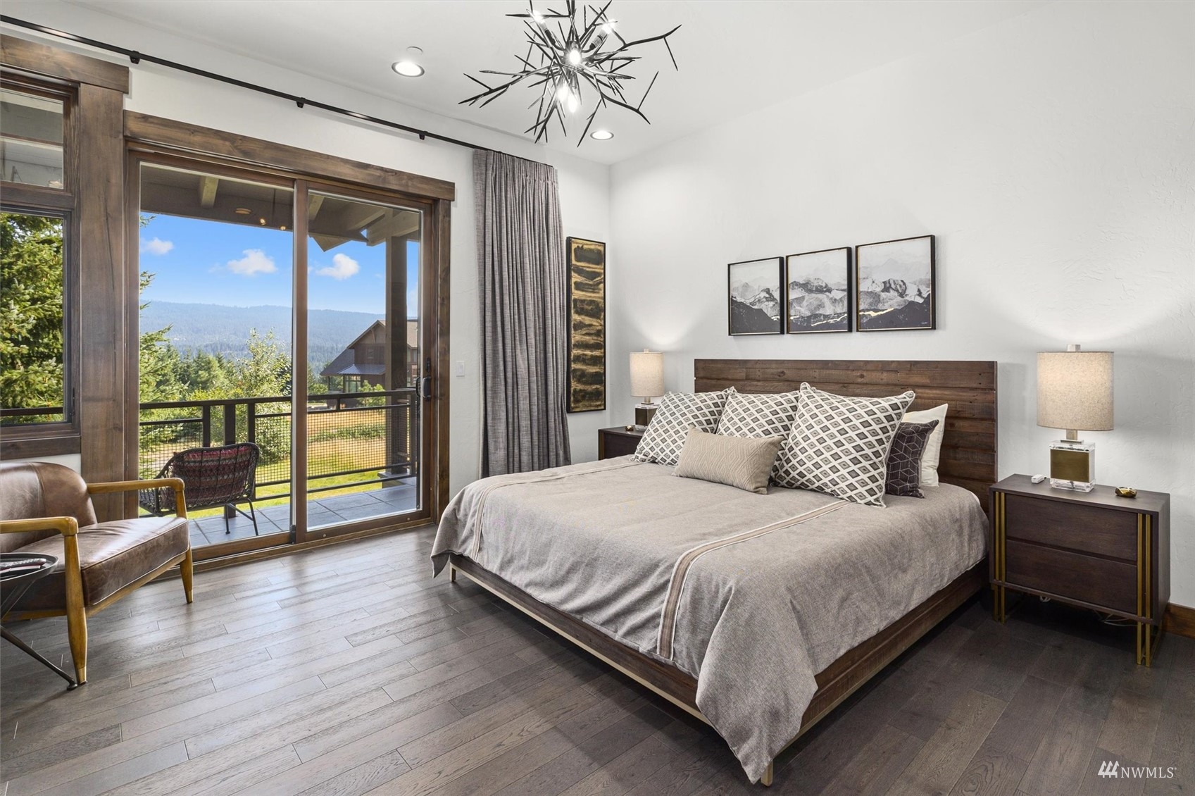 110 Queens Loop Cle Elum, WA 98922 - Photo 22 of 39 a bedroom with a large bed and a large window