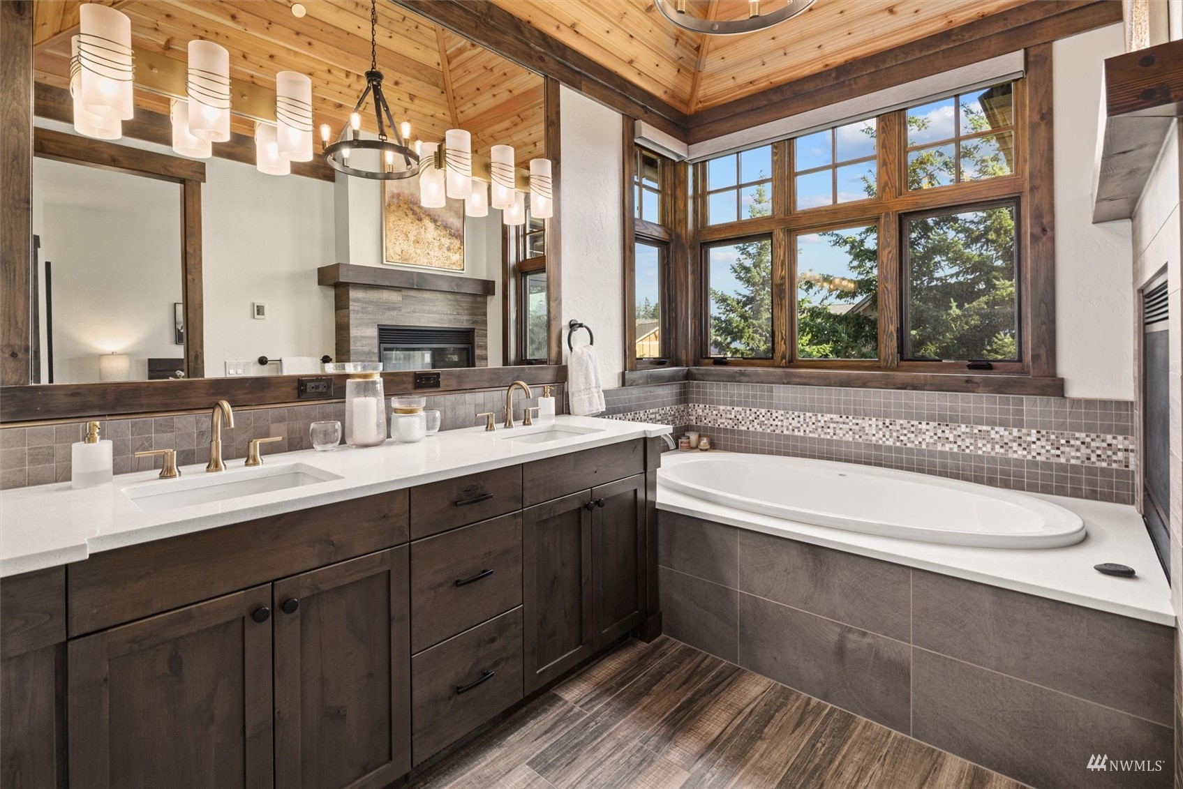 110 Queens Loop Cle Elum, WA 98922 - Photo 23 of 39 a bathroom with a double vanity sink a large mirror and a bathtub next to a window