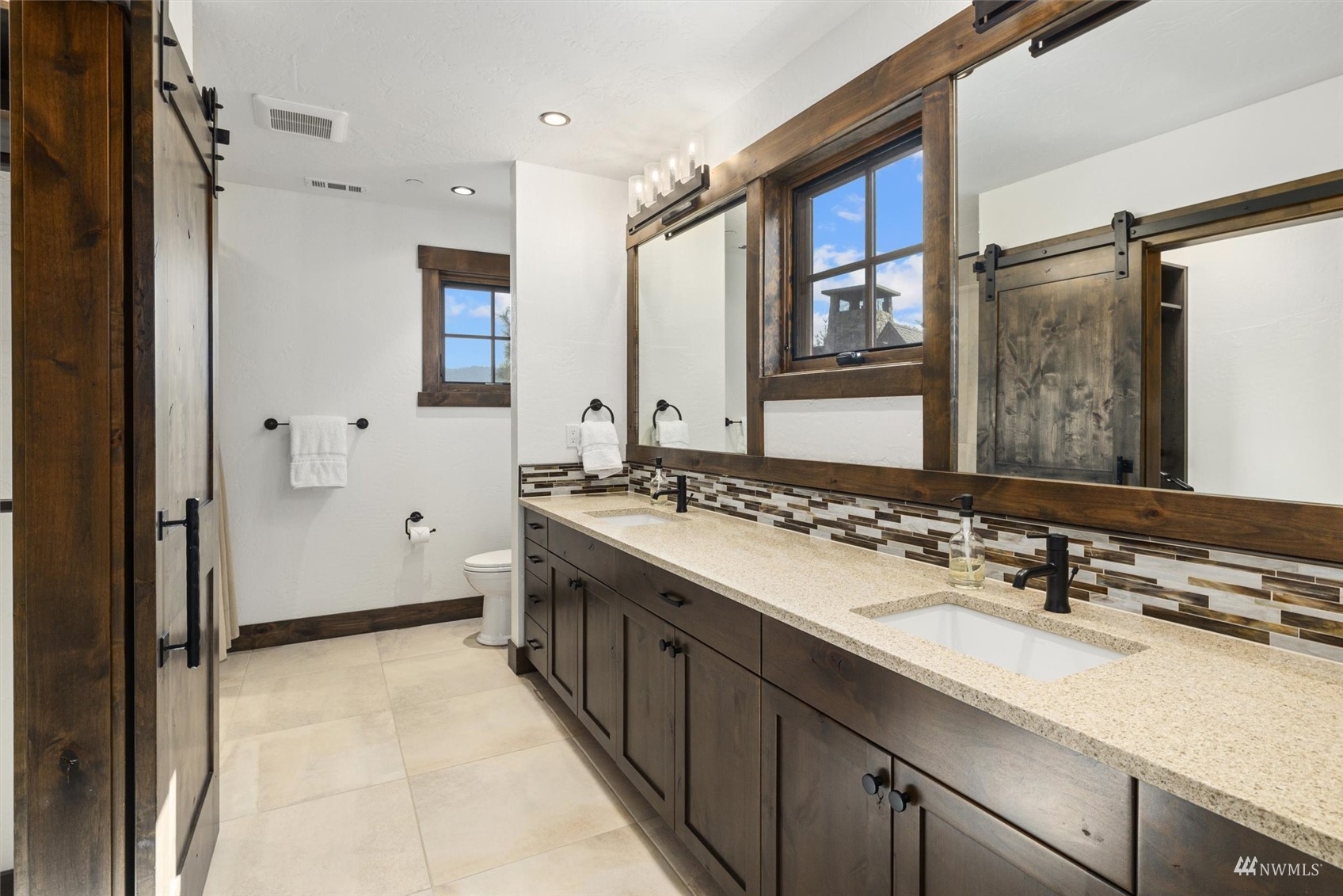 110 Queens Loop Cle Elum, WA 98922 - Photo 28 of 39 a bathroom with a double vanity sink mirror and double