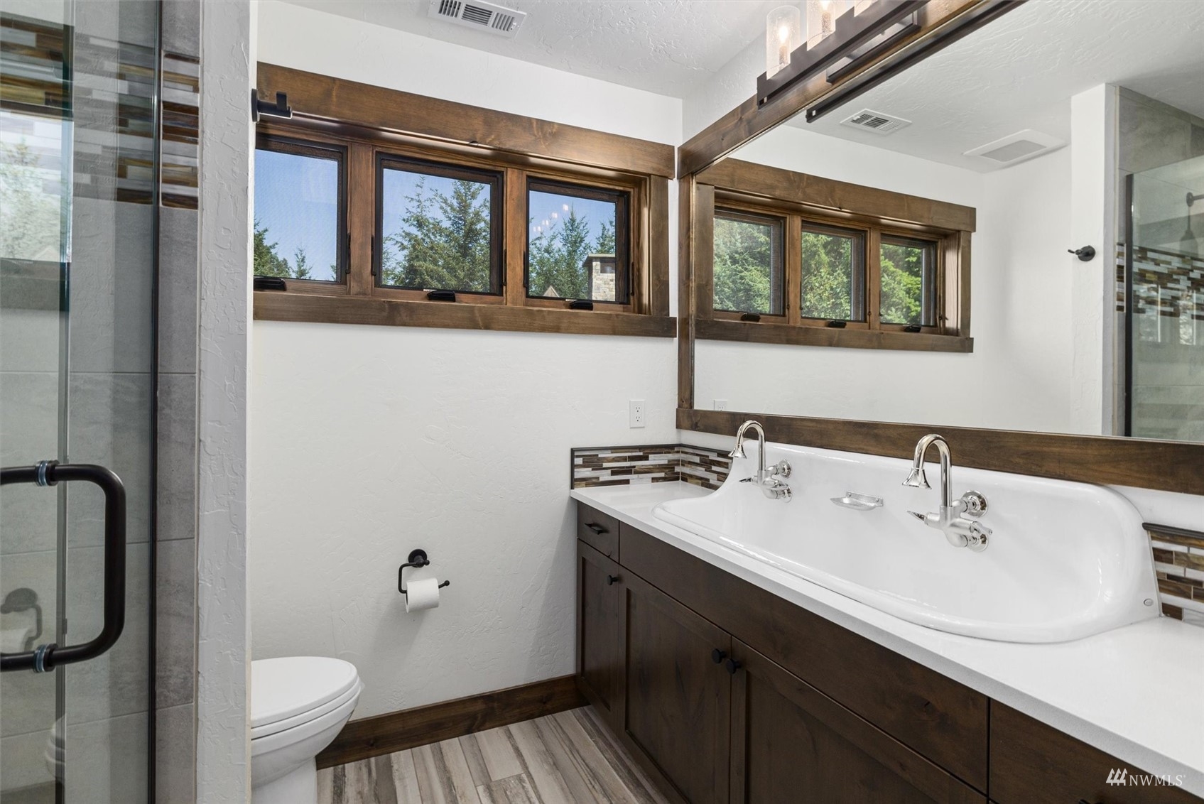 110 Queens Loop Cle Elum, WA 98922 - Photo 31 of 39 a bathroom with a sink and a mirror