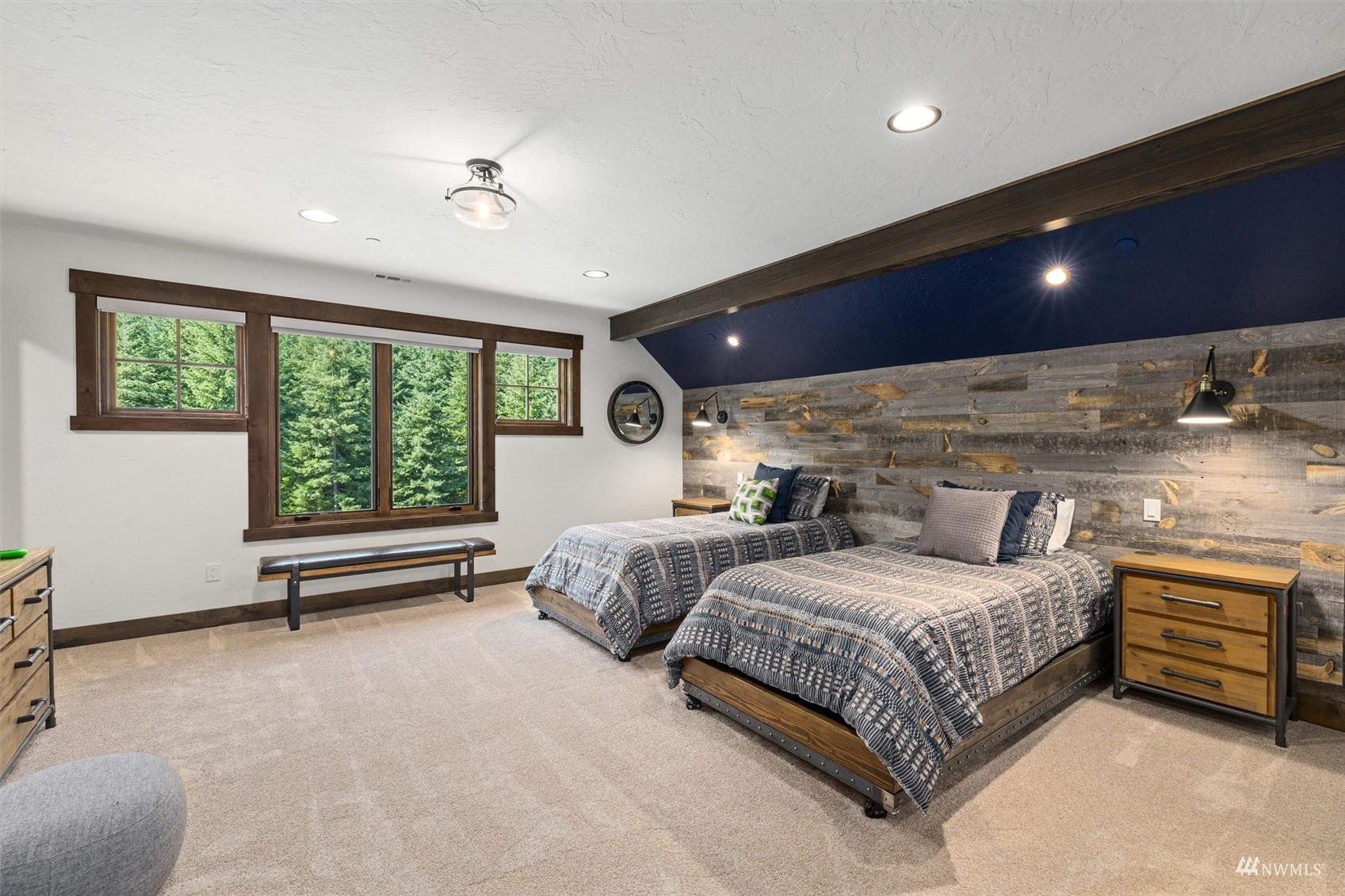 110 Queens Loop Cle Elum, WA 98922 - Photo 32 of 39 a bedroom with double bed and a large window