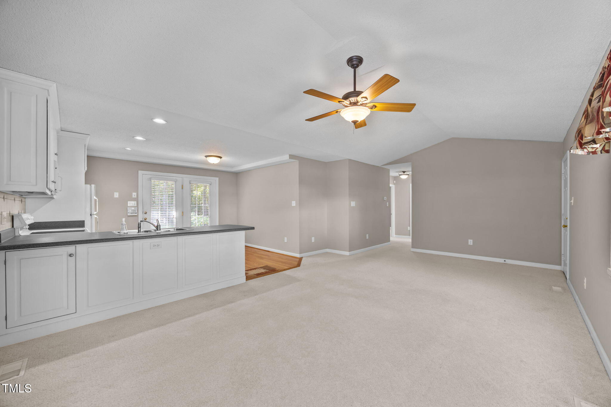 2819 John Lewis Road Burlington, NC 27217 - Photo 4 of 40 Large living area.