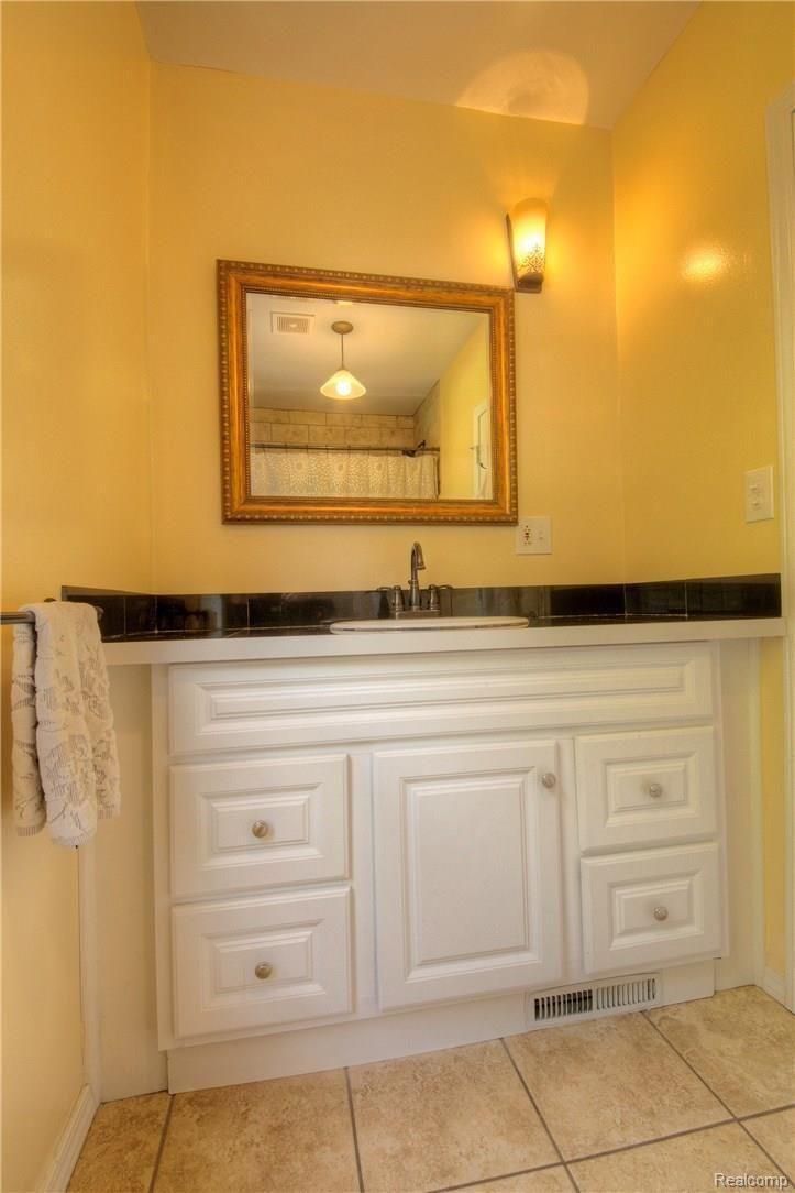 39510 Koppernick Road Canton, MI 48187 - Photo 16 of 31 15 Full Bath.jpg