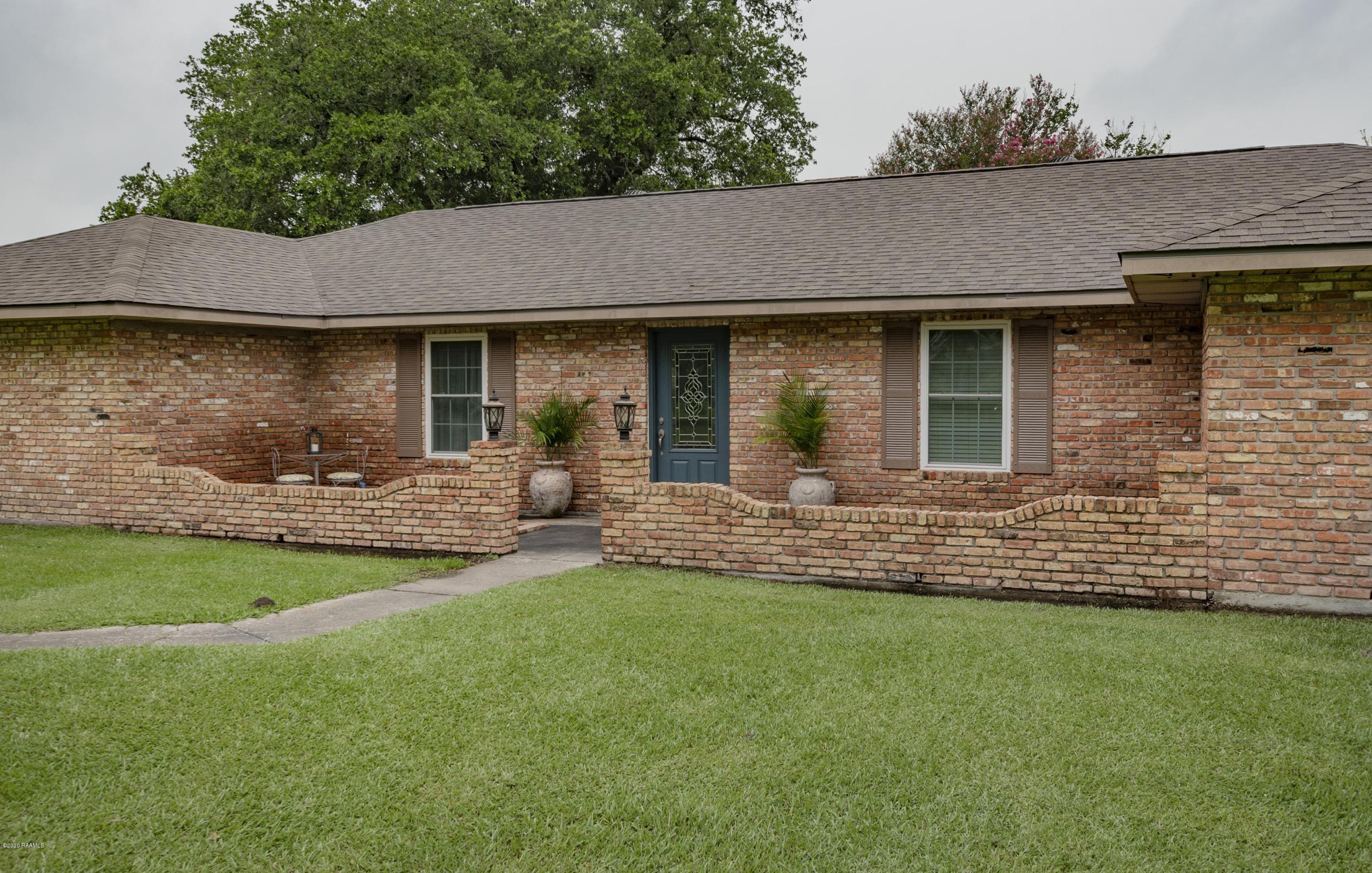 1817 Federal Road Opelousas, LA 70570 - Photo 24 of 48 Front Courtyard 1