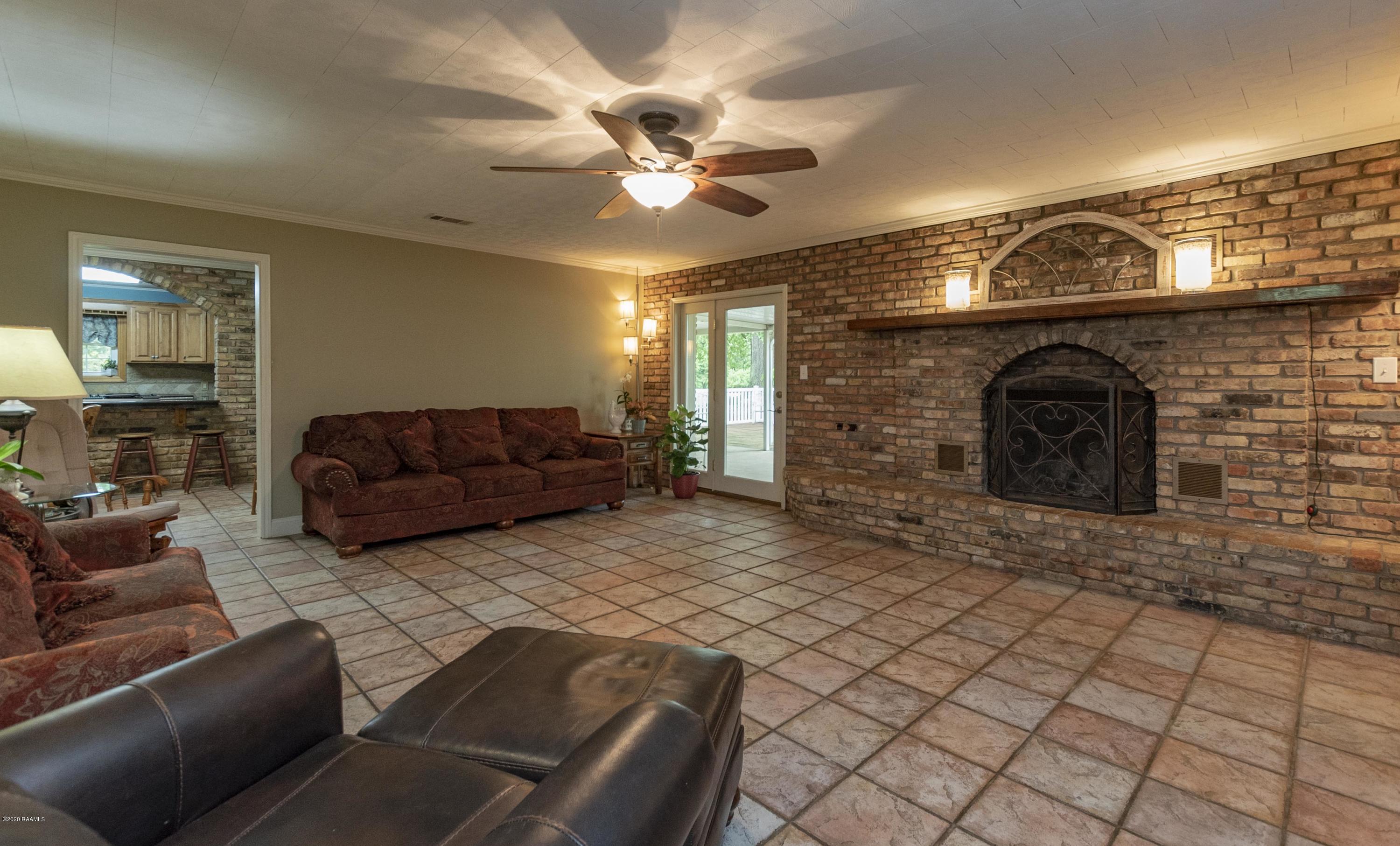 1817 Federal Road Opelousas, LA 70570 - Photo 31 of 48 Living Room 1