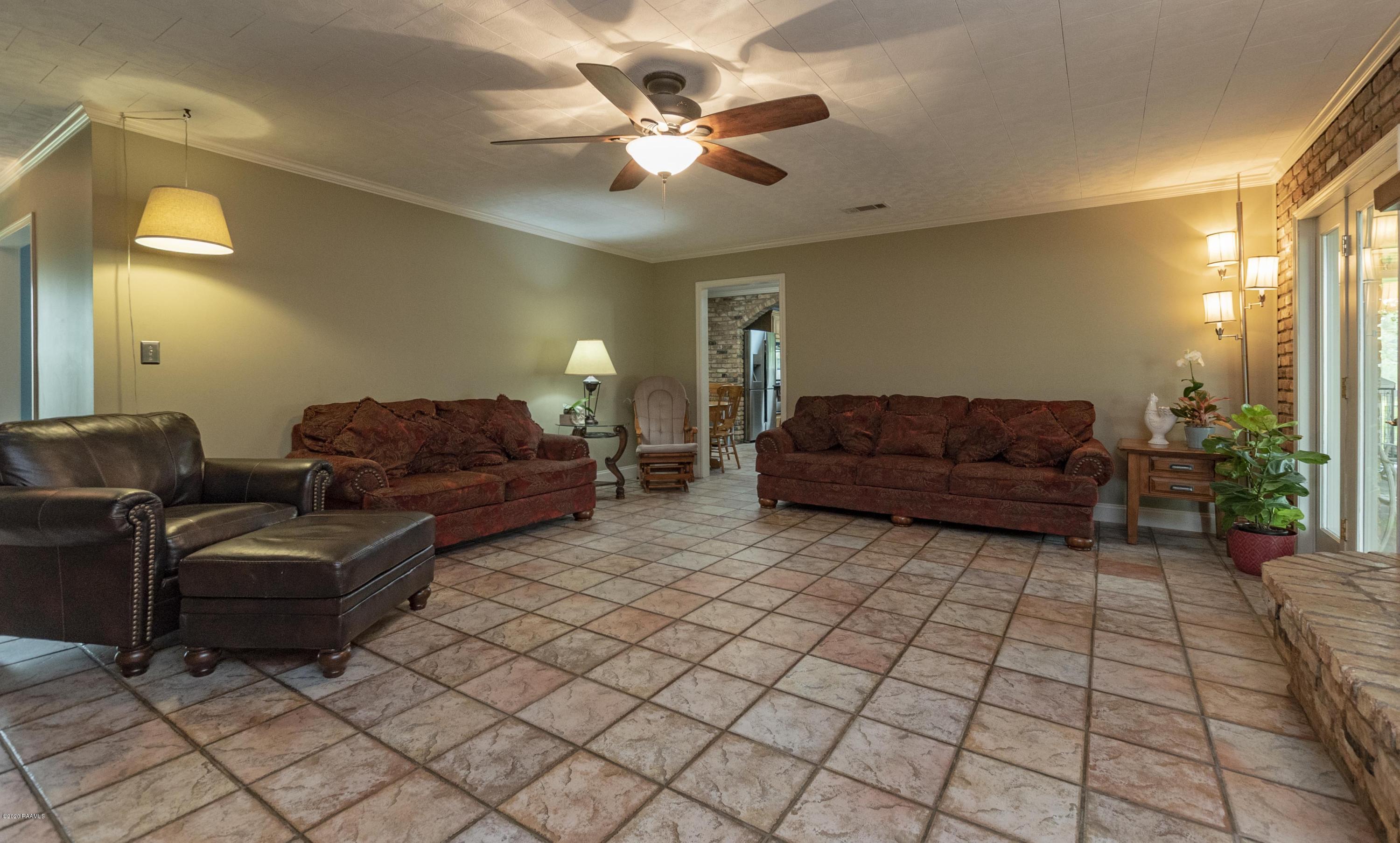 1817 Federal Road Opelousas, LA 70570 - Photo 32 of 48 Living Room 2