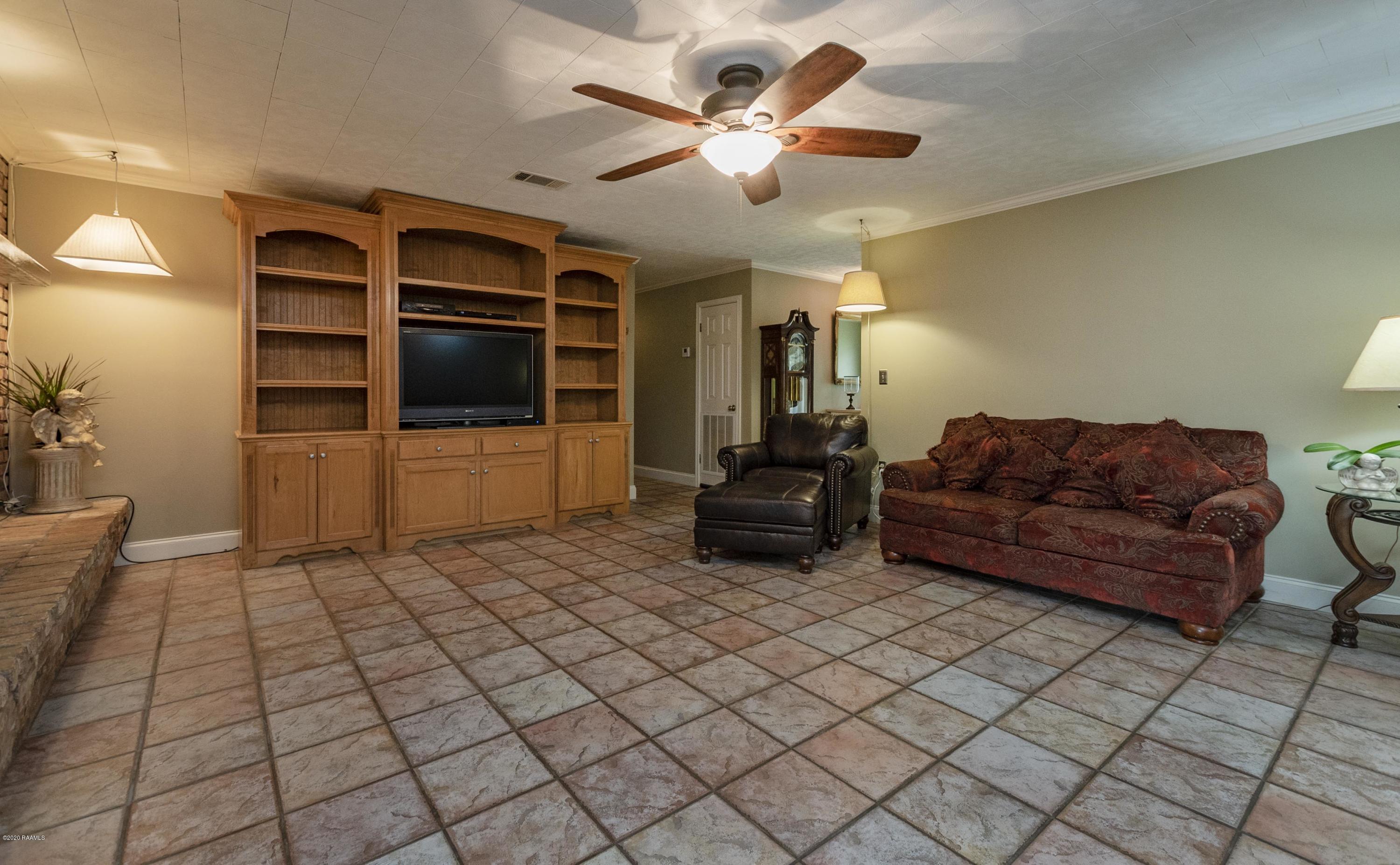 1817 Federal Road Opelousas, LA 70570 - Photo 33 of 48 Living Room 3