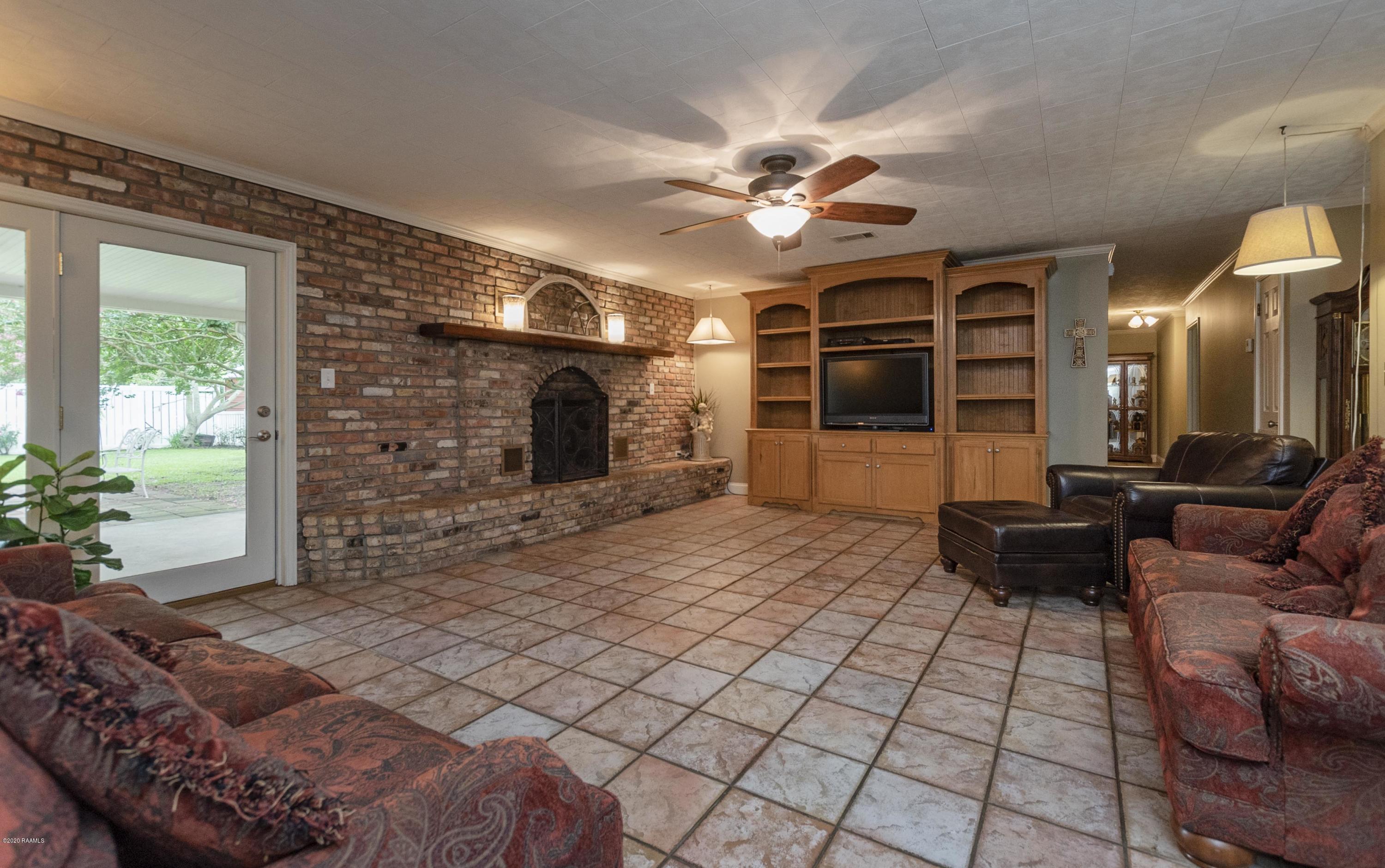 1817 Federal Road Opelousas, LA 70570 - Photo 34 of 48 Living Room 4
