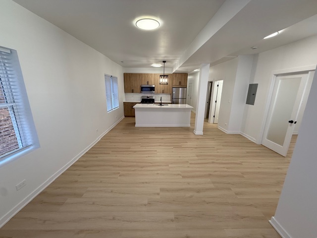 7717 North Sheridan Road, Unit 3R Chicago, IL 60626 - Photo 5 of 17 a living room with furniture and a wooden floor