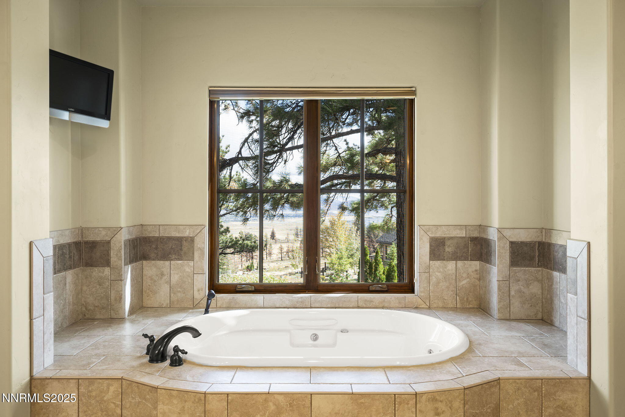 4810 West Pinewild Road Reno, NV 89511 - Photo 13 of 42 a bathroom with bathtub and window