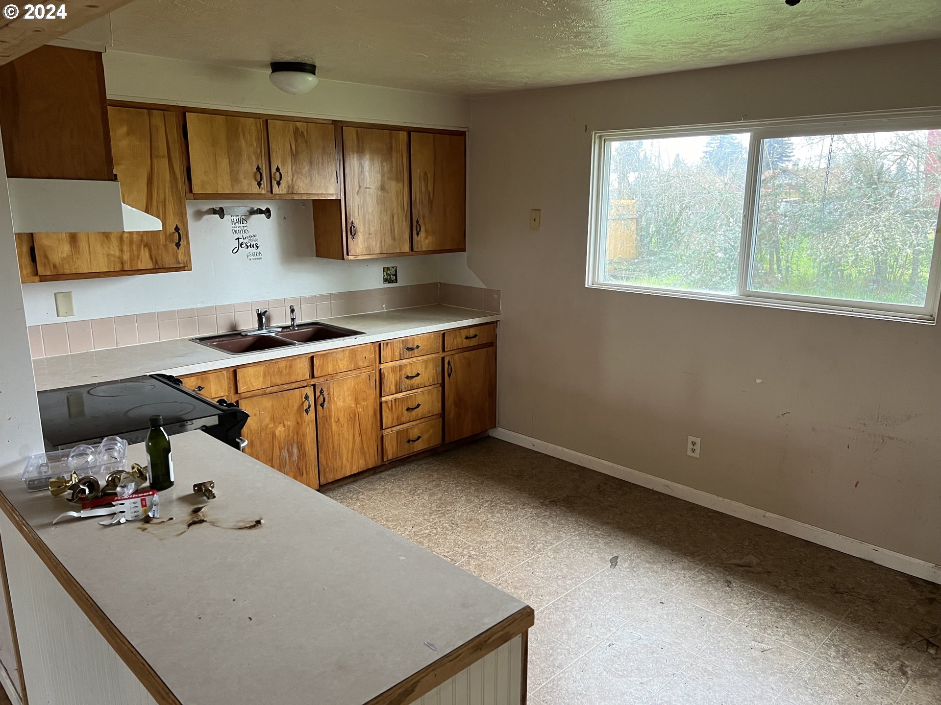 336 40th Street Springfield, OR 97478 - Photo 3 of 9 a kitchen with a sink appliances and cabinets