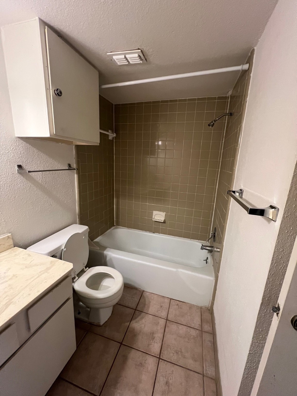 4631 Wild Indigo Street, Unit 572 Houston, TX 77027 - Photo 11 of 13 a bathroom with a sink a toilet and bathtub