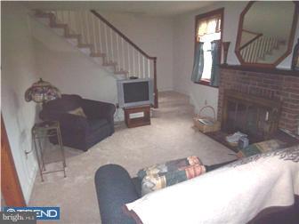 35 Dutton Mill Road Aston, PA 19014 - Photo 2 of 11 Living Room