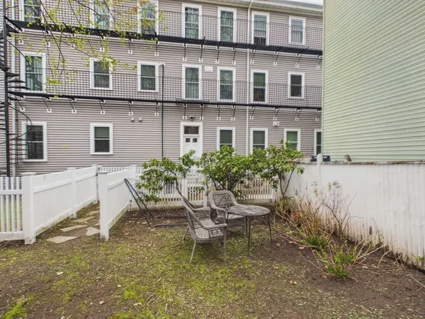 $3,500 | 9 Mullins Court, Unit 2B, Cambridge, MA 02141