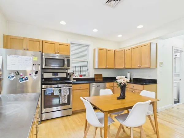 $3,500 | 9 Mullins Court, Unit 2B, Cambridge, MA 02141
